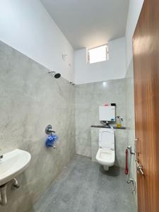 Bathroom Image of 1500 Sq.ft 2 BHK Builder Floor for rent in Mahalakshmi Nagar Indore for Rs. 24000