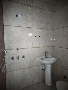 Bathroom Image of 1000 Sq.ft 3 BHK Builder Floor for rent in Shastripuram Agra for Rs. 15000