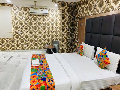 Bedroom Image of Urbanroomz Luxury Girls PG in DLF Phase 2, Shahpur