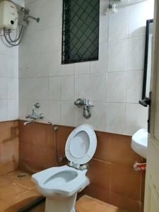 Common Bathroom Image of 955 Sq.ft 2 BHK Apartment / Flat for rent in Hiranandani Caviana, Hiranandani Estate Thane for Rs. 40000