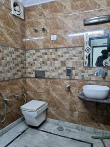 Common Bathroom Image of 900 Sq.ft 3 BHK Builder Floor for rent in Janakpuri New Delhi for Rs. 27000