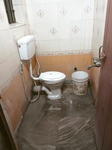 Bathroom Image of 850 Sq.ft 2 BHK Apartment / Flat for sale in Prince Anwar Shah Connector Kolkata for Rs. 4500000