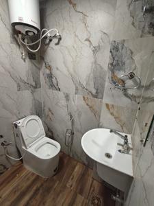 Bathroom Image of 350 Sq.ft 1 RK Apartment / Flat for rent in Sector 44 Noida for Rs. 17000