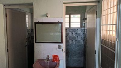 Bathroom Image of 950 Sq.ft 2 BHK Independent House for rent in Keelkattalai Chennai for Rs. 20000
