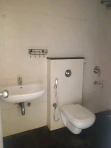 Common Bathroom Image of 927 Sq.ft 2 BHK Apartment / Flat for sale in Lodha Casa Bella Gold, Palava Phase 1 Thane for Rs. 6000000
