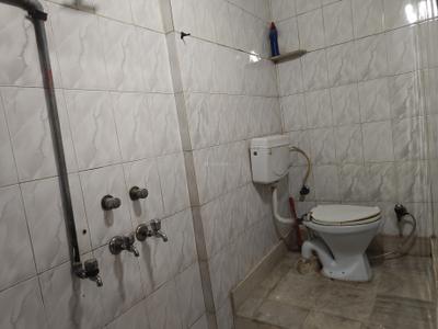 Bathroom Image of 600 Sq.ft 1 BHK Apartment / Flat for rent in Paschim Vihar New Delhi for Rs. 12451