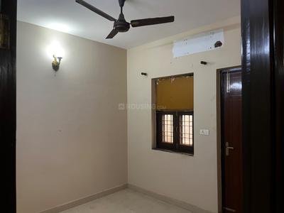Bedroom Image of 950 Sq.ft 2 BHK Builder Floor for rent in Ramesh Nagar New Delhi for Rs. 27500