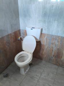Bathroom Image of 1700 Sq.ft 4 BHK Apartment / Flat for rent in LDA Parijat Apartment, Gomti Nagar Lucknow for Rs. 24000