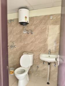 Bathroom Image of 900 Sq.ft 2 BHK Apartment / Flat for rent in Noida Extension Greater Noida for Rs. 18000