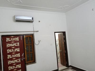 Bedroom Image of 1500 Sq.ft 2 BHK Builder Floor for rent in Vrindavan Yojana Lucknow for Rs. 15000
