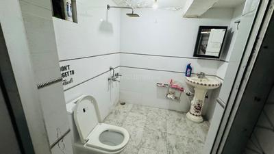 Bathroom Image of 1373 Sq.ft 9 BHK Independent House for sale in Talkatora Lucknow for Rs. 8100000