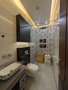 Bathroom Image of 950 Sq.ft 2 BHK Independent House for rent in Ramesh Nagar New Delhi for Rs. 38000