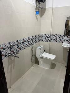 Bathroom Image of 600 Sq.ft 1 RK Apartment / Flat for rent in DLF Phase 3 Gurgaon for Rs. 15000