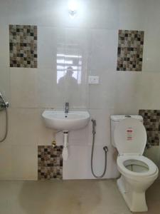 Common Bathroom Image of 750 Sq.ft 2 BHK Apartment / Flat for rent in Mahindra Happinest Kalyan, Bhiwandi Thane for Rs. 16000