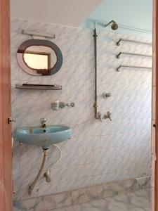 Common Bathroom Two Image of 1390 Sq.ft 4 BHK Apartment / Flat for rent in Santoshpur Kolkata for Rs. 30000