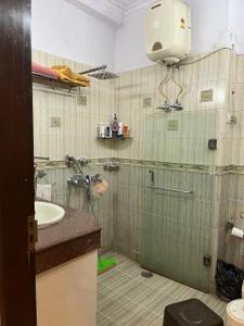 Bathroom Image of 1000 Sq.ft 3 BHK Apartment / Flat for rent in Vikaspuri New Delhi for Rs. 33000