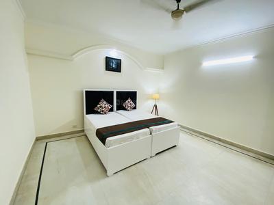 Bedroom Image of Urbanroomz Girls PG Nearby Dlf_CyberPark in DLF Phase 2, Gurgaon