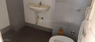 Bathroom Image of 1400 Sq.ft 3 BHK Apartment / Flat for rent in Kankaria Ahmedabad for Rs. 18000