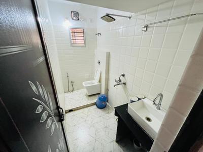 Bathroom Image of 950 Sq.ft 2 BHK Apartment / Flat for sale in Airport Gate no. 1 Kolkata for Rs. 4500000