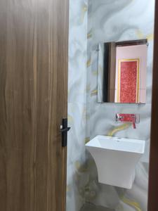 Common Bathroom Image of 1450 Sq.ft 4 BHK Apartment / Flat for sale in Chipiyana Buzurg Ghaziabad for Rs. 8100050