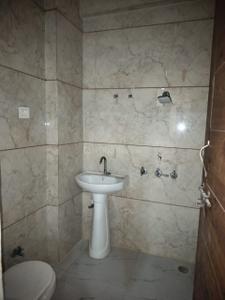 Bathroom Image of 1000 Sq.ft 3 BHK Builder Floor for rent in Shastripuram Agra for Rs. 15000
