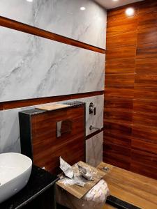 Bathroom Image of 9000 Sq.ft 5 BHK Builder Floor for sale in DLF Phase 1 Gurgaon for Rs. 141000000