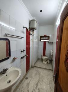 Bathroom Image of 720 Sq.ft 2 BHK Builder Floor for rent in Krishna Nagar New Delhi for Rs. 15000