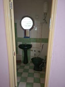 Bathroom Image of 900 Sq.ft 2 BHK Apartment / Flat for rent in Alkapuri Vadodara for Rs. 20000