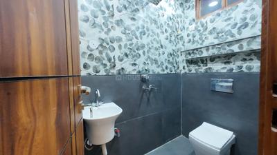 Bathroom Image of 1350 Sq.ft 4 BHK Apartment / Flat for sale in Sector 15 Dwarka New Delhi for Rs. 13500000
