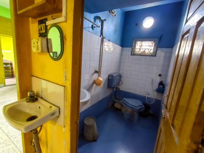 Bathroom Image of 560 Sq.ft 2 BHK Apartment / Flat for sale in Meghdoot Apartment, South Dum Dum Kolkata for Rs. 2100000