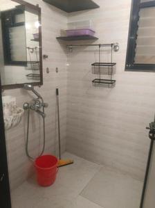 Common Bathroom One Image of 655 Sq.ft 1 BHK Apartment / Flat for rent in RNA Regency Park, Kandivali West Mumbai for Rs. 36000