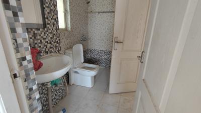 Bathroom Image of 650 Sq.ft 1 BHK Apartment / Flat for rent in Maxblis Grand Wellington, Sector 75 Noida for Rs. 24000