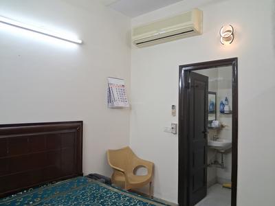Bedroom Image of 900 Sq.ft 2 BHK Builder Floor for sale in Ramesh Nagar New Delhi for Rs. 8500000