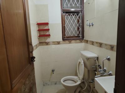 Bathroom Image of 1000 Sq.ft 2 BHK Apartment / Flat for rent in Sarita Vihar New Delhi for Rs. 41700