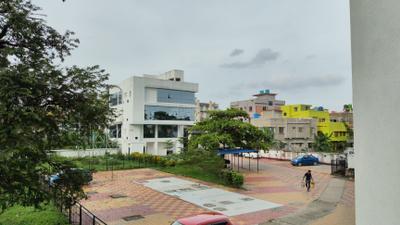 Living Room Image of 1250 Sq.ft 3 BHK Apartment / Flat for rent in Chinar Park Kolkata for Rs. 25000