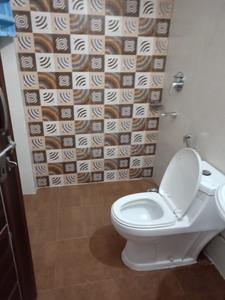 Bathroom Image of 1120 Sq.ft 2 BHK Builder Floor for rent in Sector 40 Gurgaon for Rs. 35000