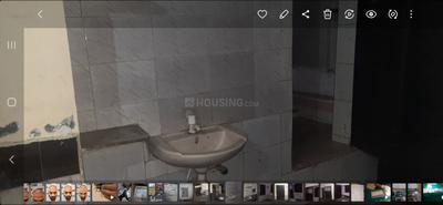 Bathroom Image of 800 Sq.ft 2 BHK Builder Floor for rent in Alambagh Lucknow for Rs. 9000