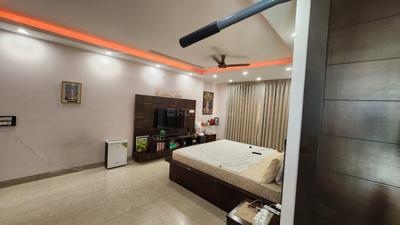 Bedroom Image of 3250 Sq.ft 4 BHK Builder Floor for rent in RWA Anand Vihar, Anand Vihar New Delhi for Rs. 70000