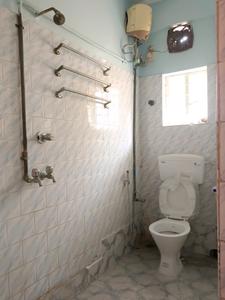 Common Bathroom Two Image of 1390 Sq.ft 4 BHK Apartment / Flat for rent in Santoshpur Kolkata for Rs. 30000