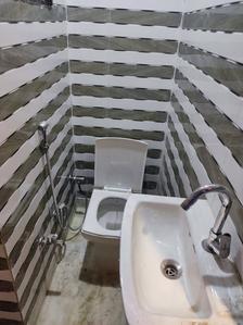 Bathroom Image of 1000 Sq.ft 3 BHK Independent House for sale in Subzi Mandi New Delhi for Rs. 8900000