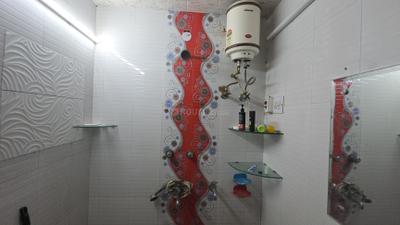 Bathroom Image of 700 Sq.ft 2 BHK Apartment / Flat for rent in Pitampura New Delhi for Rs. 27000