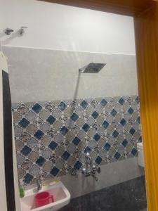 Bathroom Image of 1250 Sq.ft 2 BHK Builder Floor for rent in Gomti Nagar Lucknow for Rs. 20000