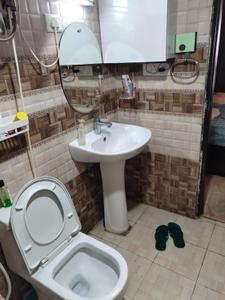 Bathroom Image of 895 Sq.ft 2 BHK Apartment / Flat for sale in Migsun Green Mansion, Surajpur Greater Noida for Rs. 6139000