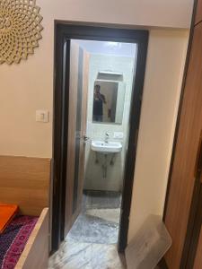 Image of 990 Sq.ft 3 BHK Apartment / Flat for sale in Khar West, Mumbai for Rs. 55000000
