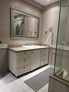 Kitchen Image of 2300 Sq.ft 4 BHK Apartment / Flat for sale in Hiranandani Gardens Octavius, Powai Mumbai for Rs. 100000000