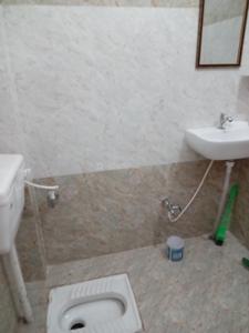 Bathroom Image of 700 Sq.ft 2 BHK Apartment / Flat for rent in Alliance Utpal, Mahanagar Colony Bareilly for Rs. 10000