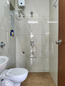 Common Bathroom Image of 910 Sq.ft 2 BHK Apartment / Flat for rent in Kasarvadavali Thane for Rs. 30000
