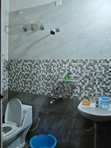 Bathroom Image of 1000 Sq.ft 2 BHK Builder Floor for rent in Kattigenahalli Bengaluru for Rs. 18000