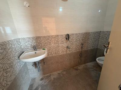 Bathroom Image of 1300 Sq.ft 2 BHK Apartment / Flat for rent in Uzan Bazar Guwahati for Rs. 20000