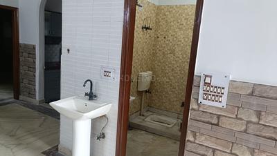 Bathroom Image of 1200 Sq.ft 2 BHK Builder Floor for rent in Sector 48 Noida for Rs. 30000